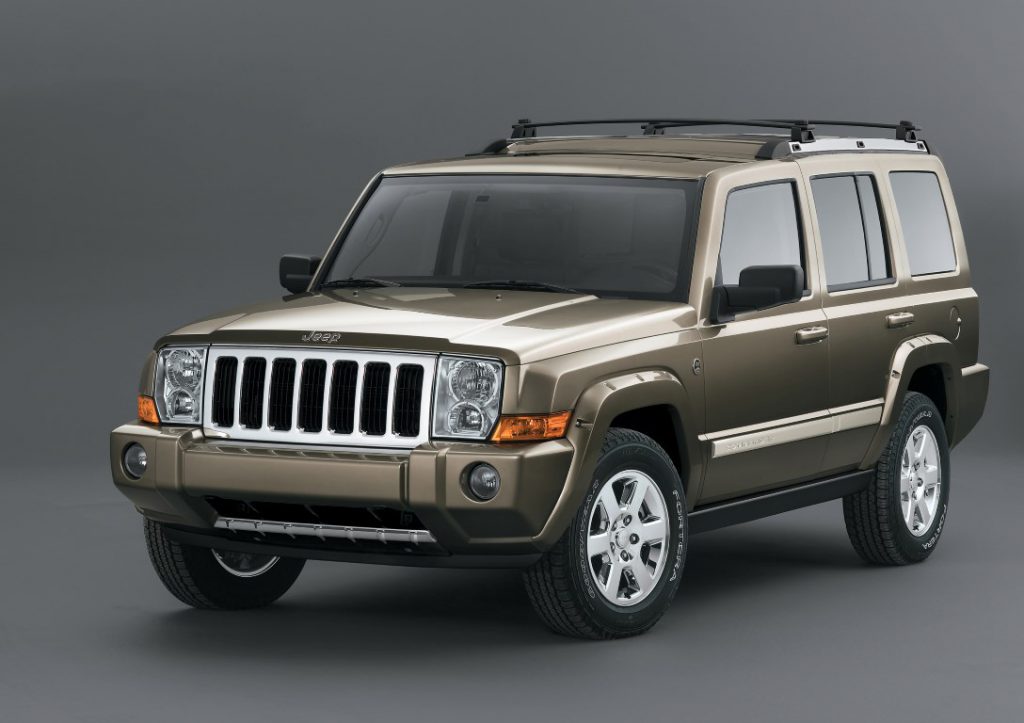 2006 Jeep(R) Commander Three-quarter Front. J2006_011