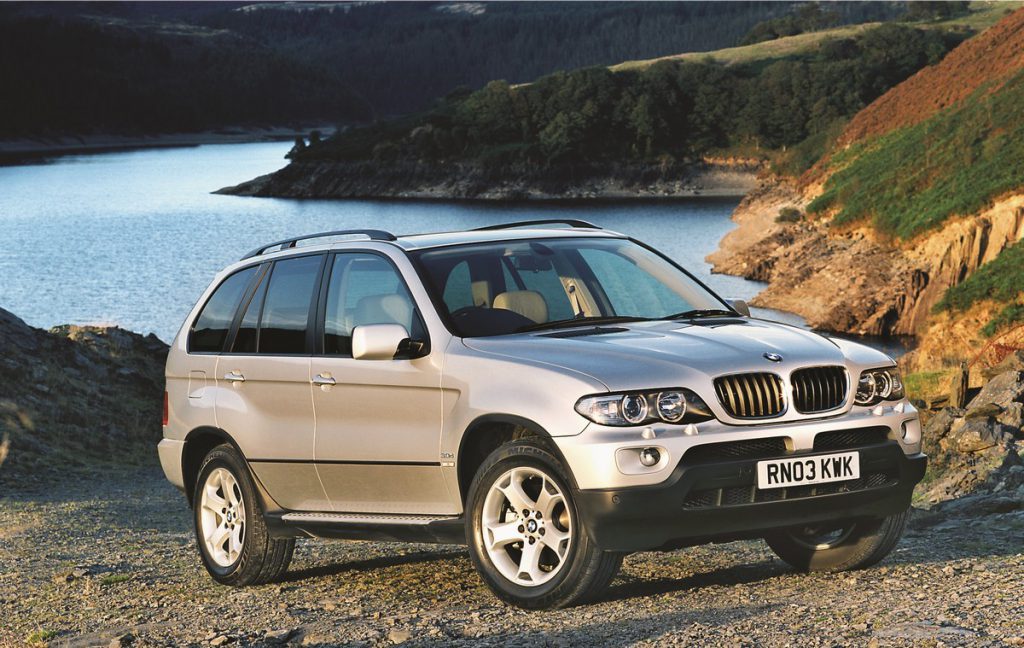 Po liftingu zmieniono między innymi przedni pas nadwozia. Nowe reflektory i kształt zderzaka – to cechy charakterystyczne odświeżonej serii E53