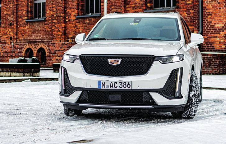 Cadillac zwraca na siebie uwagę wielu przechodniów.